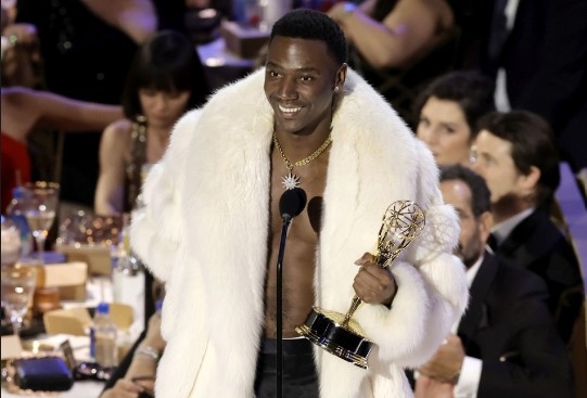 Американският комик и актьор Джеръд Кармайкъл ще бъде водещ на